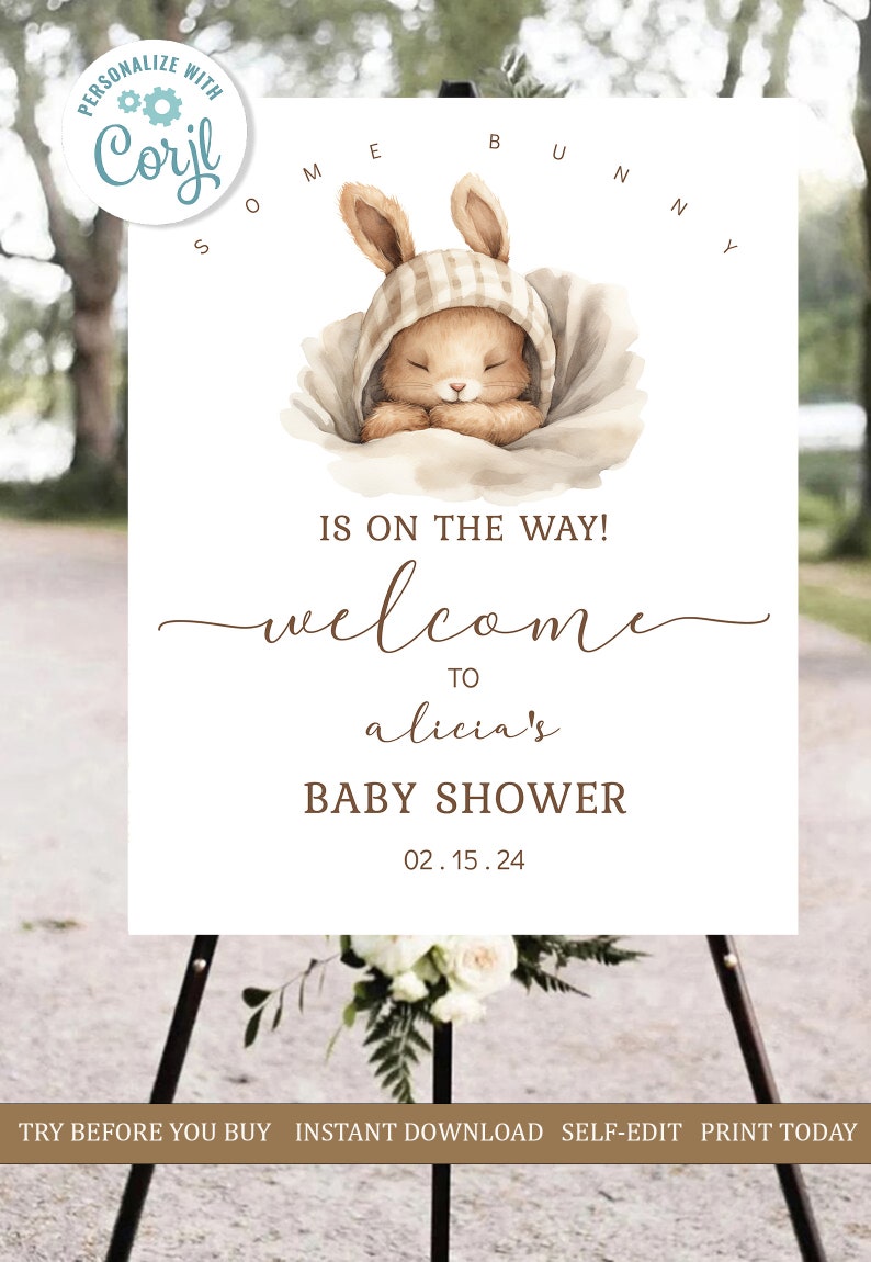 Pu&ograve; includere: Un cartello bianco con un'illustrazione di un coniglio marrone e il testo "IS ON THE WAY! welcome TO alicia's BABY SHOWER 02.15.24". Il cartello &egrave; su un cavalletto nero.