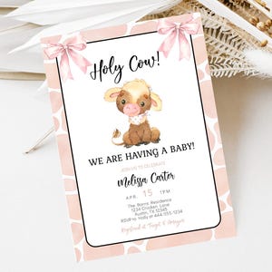 Szablon zaproszenia na baby shower dla dziewczynki w kształcie krowy Święta krowa Baby Shower Różowa krowa Nadruk Kokietka Kokarda Uroczy krowa Shower Edytowalny Natychmiastowy do pobrania dhm