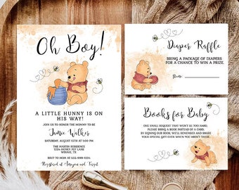 Pode incluir: Um convite para um chá de bebê com tema Winnie the Pooh com um fundo de aquarela. O convite apresenta um desenho animado do Winnie the Pooh segurando um pote de mel. O texto diz "Oh Boy! A little hunny is on his way!" e inclui o nome do bebê, a data, a hora e o local. O convite também inclui uma rifa de fraldas e um pedido de livros para o bebê.
