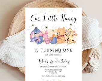 Puede incluir: Una invitación de primer cumpleaños con temática de Winnie the Pooh con una ilustración de acuarela de Winnie the Pooh, Piglet, Eeyore y Tigger. La invitación incluye el texto "Our Little Hunny is Turning One" y "Tyler's 1st Birthday".