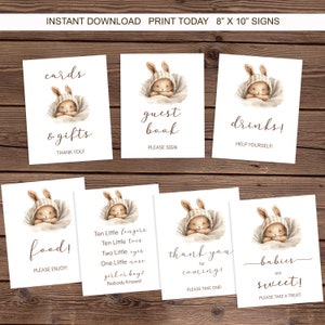 Pu&ograve; includere: Segnali stampabili da 20,3 x 25,4 cm per un baby shower. I segnali presentano un simpatico coniglietto dei cartoni animati con il testo "biglietti e regali", "libro degli ospiti", "bevande", "cibo", "grazie per essere venuto", e "i bambini sono dolci".