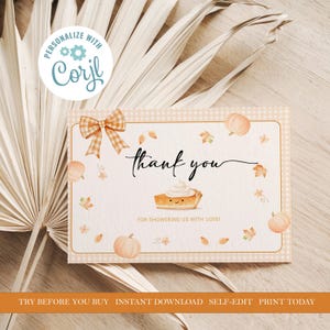 Puede incluir: Una tarjeta de agradecimiento con temática otoñal con una ilustración de pastel de calabaza y las palabras "thank you". La tarjeta presenta un borde de cuadros, calabazas y hojas. También se incluye el texto "FOR SHOWERING US WITH LOVE!"