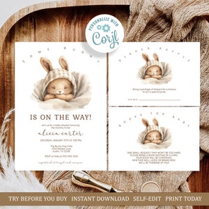 Pu&ograve; includere: Invito stampabile per una baby shower con un'illustrazione ad acquerello di un coniglio con un berretto a quadri. L'invito include il testo "Is on the way!" e il nome "alicia carter".