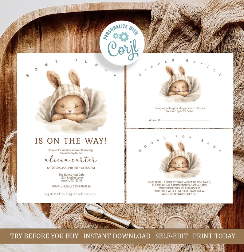 Pu&ograve; includere: Invito stampabile per una baby shower con un'illustrazione ad acquerello di un coniglio con un berretto a quadri. L'invito include il testo "Is on the way!" e il nome "alicia carter".