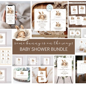 Pu&ograve; includere: Un pacchetto per baby shower a tema coniglietto marrone e bianco. Il pacchetto include inviti, cartelli di benvenuto, etichette per il cibo e altri elementi stampabili. Il testo "some bunny is on the way!" &egrave; presente sul pacchetto.