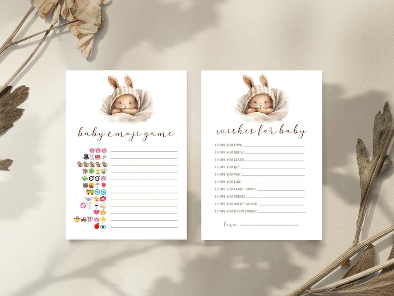 Może przedstawiać: Dwie drukowane karty do gry na baby shower z uroczą ilustracją kr&oacute;liczka. Pierwsza karta to gra w emoji dla dziecka z listą emoji. Druga karta to karta z życzeniami dla dziecka z listą życzeń dla dziecka.