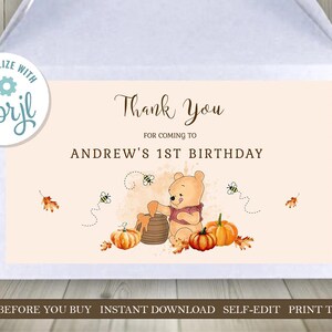 Può includere: Biglietto d'invito personalizzato per il 1° compleanno di Andrew. Il design presenta un orsetto dei cartoni animati, zucche e api. Il testo recita "Thank You" e "For coming to Andrew's 1st Birthday".