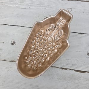 Vintage Copper Aluminum Jello Mold - Fluted Edge Grape Mold - Aluminum Gelatin Mold - Holiday Desserts - Retro Kitchen Decor - Animal Mold