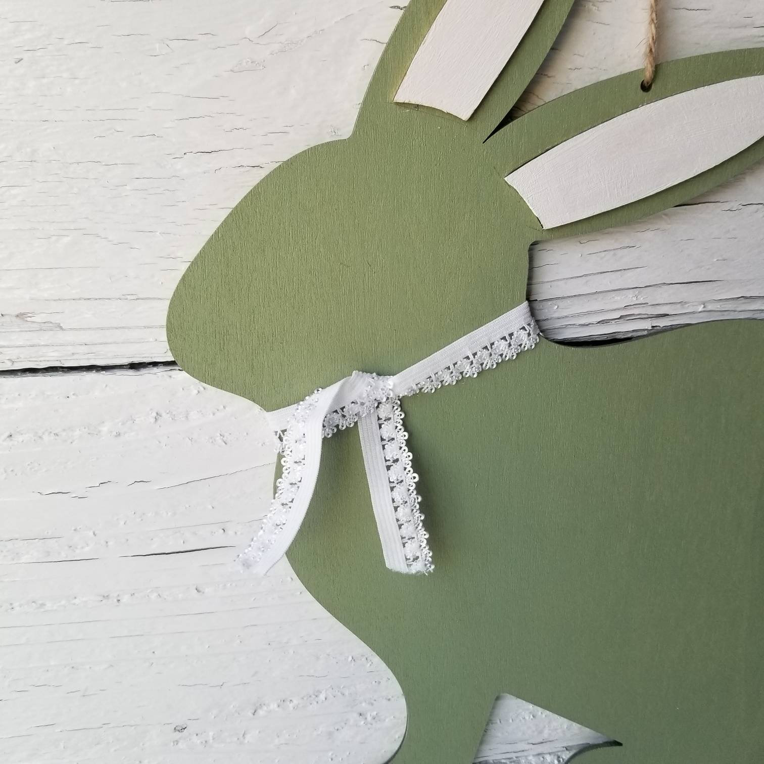 Décoration murale de lapin de Pâques Lapin en bois vert sauge et blanc avec  queue de ruban blanc Décor de Pâques de printemps CHOIX d'écharpe en ruban  ou sans écharpe 