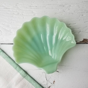 Jadeite Fire King Shell Dish - Vintage Shell Bowl - Anchor Hocking Shell - Green Milk Glass - Jadite Spoon Rest Nut Candy Trinket Dish