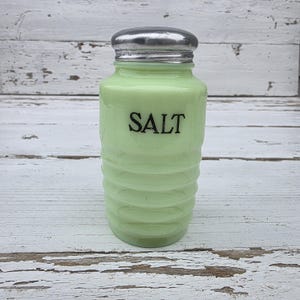 Jadeite Salt Shaker - Jeannette Glass Jadite Beehive Salt Shaker & Lid - Vintage Ribbed Uranium Glass Jadeite Salt Shaker - Art Deco