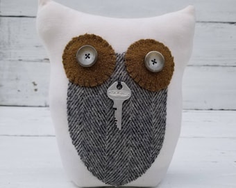 Stuffed Owl Doorstop Bookend - Creamy Off White Weighted Owl Doorstop - Cotton Tweed Felt Buttons Metal Master Key Owl Face Doorstop