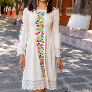 Floral Embroidered Bell Sleeve Mexican Dress, Vestido 5 de Mayo, Vestido Fiesta Mexicana, Mexican Fiesta Dress, Vestido Maga acampanada.