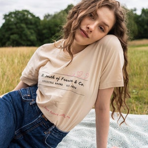 Camiseta da coleção A Love Letter sustentável Coleção A Love Letter The South of France & Co