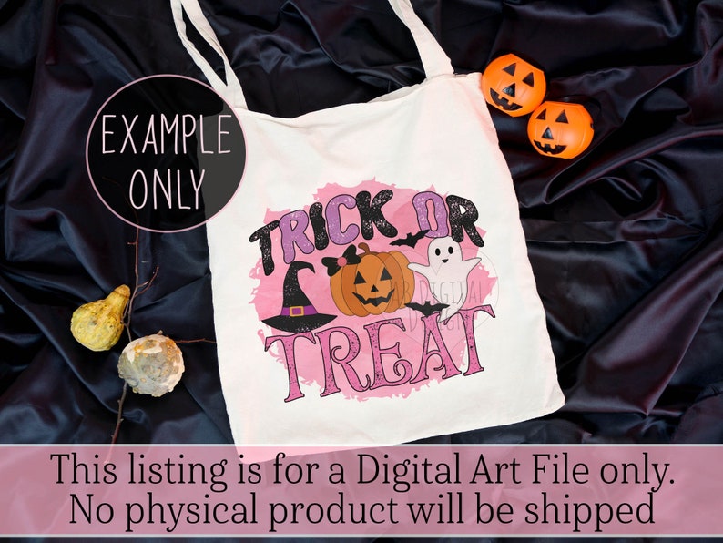 K&ouml;nnte beinhalten: Eine wei&szlig;e Tragetasche mit einem rosafarbenen Aquarellhintergrund und dem Text "Trick or Treat" in Schwarz. Ein Hexenhut, ein K&uuml;rbis und ein Geist sind &uuml;ber den Text gelegt. Die Tasche hat schwarze Tr&auml;ger.