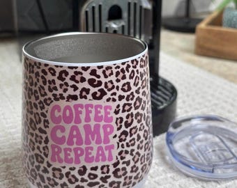 Coffee Camp Repeat | Camping Becher | Leopard Tumbler | Edelstahl Trinkbecher | Thermobecher | Geschenk Camper I Leoprint I Leo Rosa