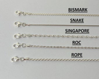 Könnte beinhalten: Fünf verschiedene Arten von Silberketten, von oben nach unten beschriftet: "BISMARK", "SNAKE", "SINGAPORE", "ROC" und "ROPE".