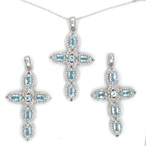 Puede incluir: Tres colgantes de plata en forma de cruz engastados con topacios azules. Las cruces est&aacute;n engastadas con piedras ovaladas y tienen un dise&ntilde;o delicado e intrincado.