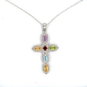Puede incluir: Un collar de cadena de plata con un colgante de cruz con cinco piedras preciosas ovaladas de diferentes colores: amatista, citrino, peridoto, aguamarina y rub&iacute;.