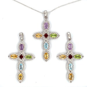 Puede incluir: Tres colgantes de cruz de plata con piedras preciosas de colores. Cada cruz presenta una piedra preciosa roja central rodeada de piedras preciosas m&aacute;s peque&ntilde;as en tonos de amarillo, verde, azul y morado.