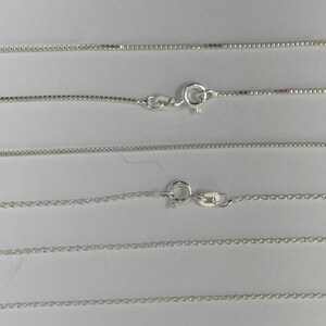 Puede incluir: Cinco cadenas de plata de diferentes longitudes y estilos, todas con cierres de langosta.