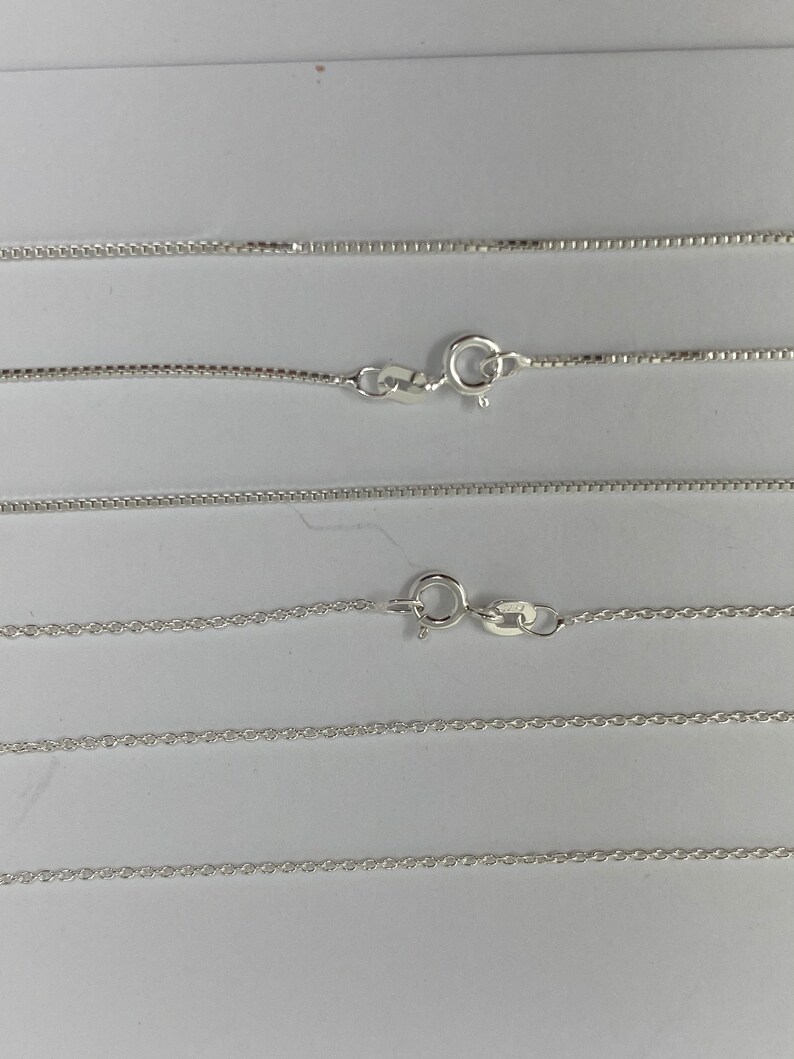 Puede incluir: Cinco cadenas de plata de diferentes longitudes y estilos, todas con cierres de langosta.