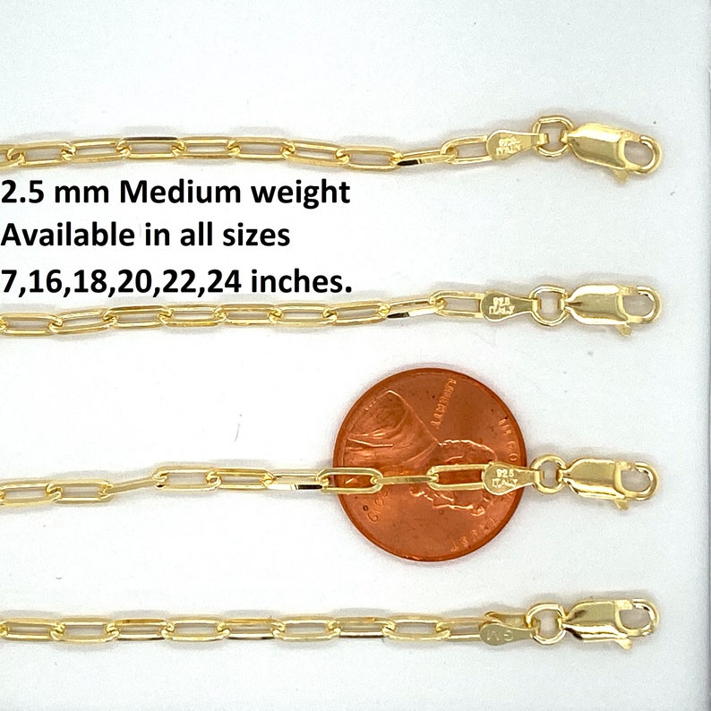 K&ouml;nnte beinhalten: Eine goldene Kettenkette mit einem Karabinerverschluss. Die Kette besteht aus 2,5 mm Gliedern und ist in den Gr&ouml;&szlig;en 7, 16, 18, 20, 22 und 24 Zoll erh&auml;ltlich. Die Kette ist neben einem US-Penny zur Gr&ouml;&szlig;envergleich abgebildet.