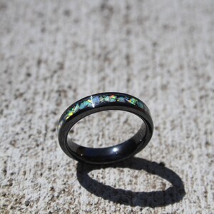 Bague en céramique avec incrustation de neige et d&#39;opale de feu