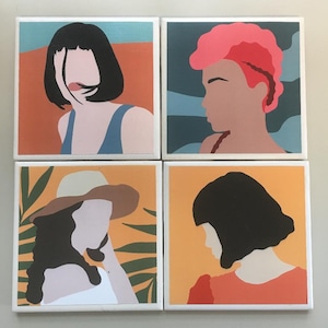 Puede incluir: Conjunto de cuatro posavasos cuadrados con ilustraciones abstractas de mujeres con diferentes peinados y ropa. Los posavasos tienen un fondo blanco y están hechos de cerámica.