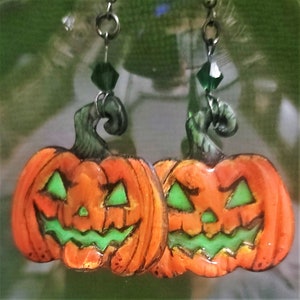 Pumpkin earrings, Gift for her, UV reactive/Glow in the Dark Pumpkin Earrings, Halloween, beaded earrings, 3D whimsical pumpkin earrings