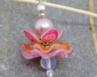 Handgjort halsband med rosa blommor: Pärlsmycken med blommor