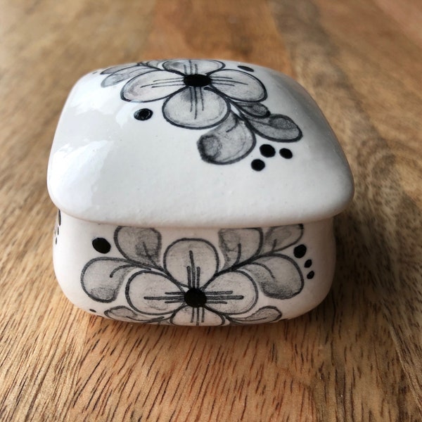 Tiniest Treasures Jewelry Holder | Ceramic Hand Painted Mini Jewelry Box with Lid | Mexican Made Jewelry Organizer | Gift for Mom | Keepsake