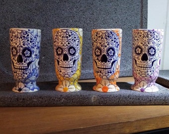 Florale Calavera Schnapsgläser | Handbemalte Tequila- und Mezcal-Gläser aus Keramik (2er-Set) | Mexikanische Pokale | Sake-Gläser | Geschenk für Papa