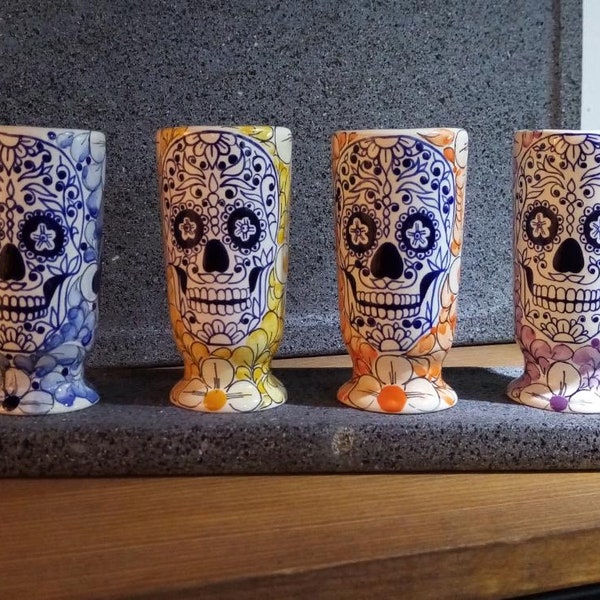 Handgeschilderd Calavera-borrelglas met bloemen: Mexicaanse tequila-mezcal-beker