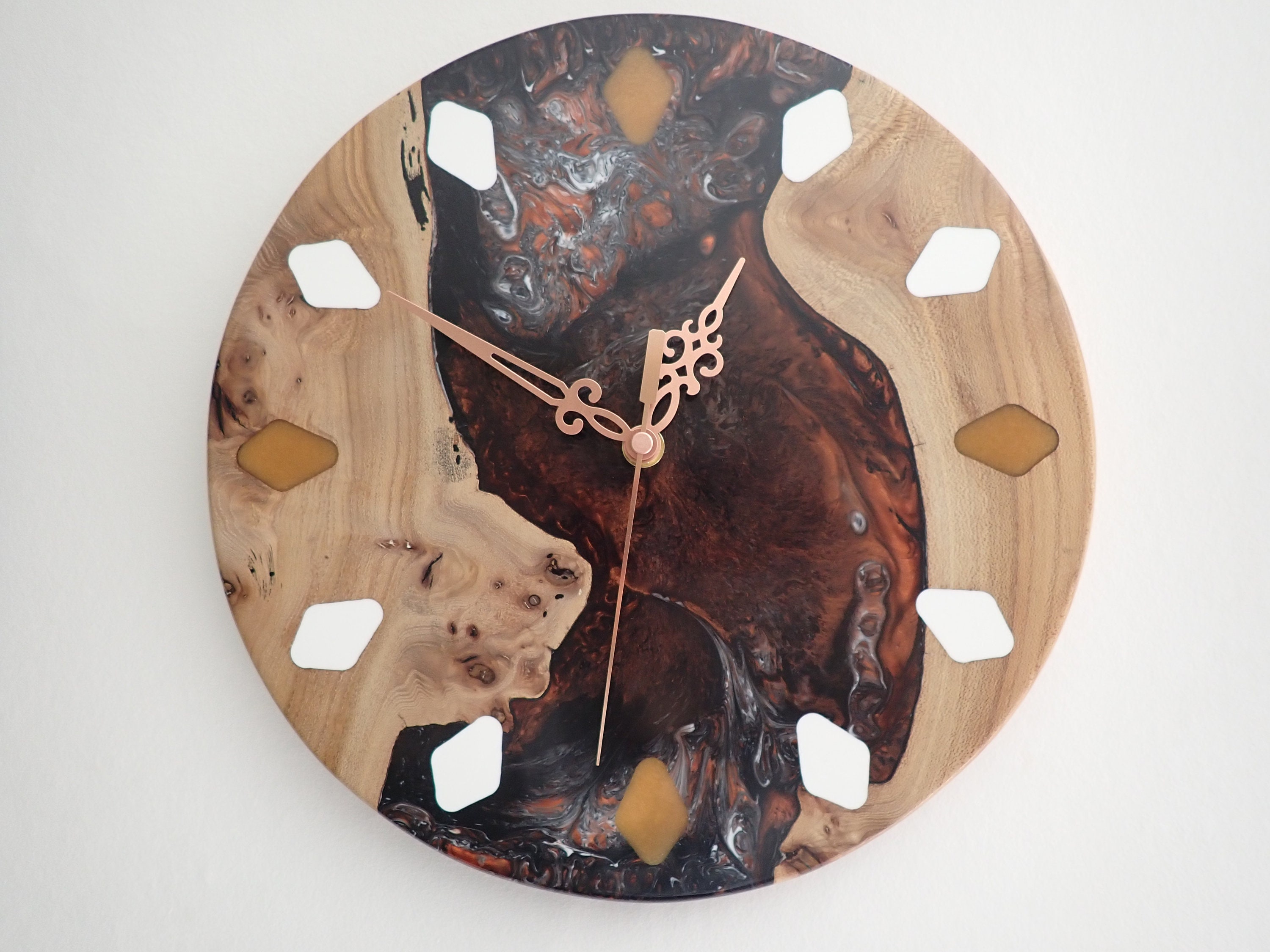 Horloge Unique Diamètre 30cm en Bois et Résine Époxy