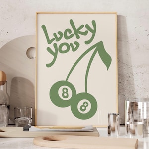 Lucky Youプリントのプレッピーグリーンのホームデコレーション（アパートや部屋用）、8ボールチェリープリント、セージグリーンのレトロトレンディポスター、プレッピーレトロウォールアート