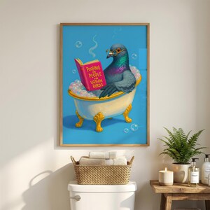 Arte divertido para el baño, arte animal caprichoso, libro de palomas leyendo, cagando sobre personas, descarga digital imagen 2