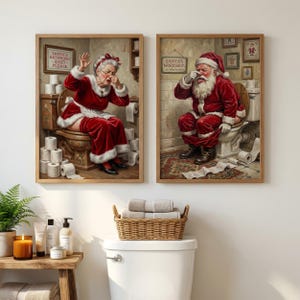 Könnte beinhalten: Zwei gerahmte Drucke zeigen den Weihnachtsmann und Mrs. Claus auf der Toilette, jeder mit der Hand vor der Nase. Die Drucke sind in Holzrahmen und tragen die Aufschrift "Santa's Bathroom - Quiet Please" und "Santa's Workshop and other restrooms".