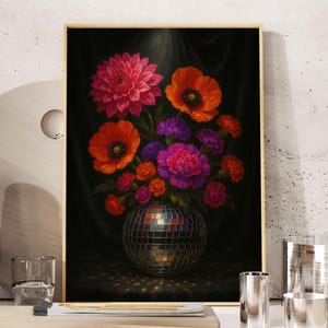Impresión de bodegón con bola de discoteca floral melancólica, arte maximalista ecléctico con flores en jarrones para pared estilo cottagecore oscuro para sala de estar.