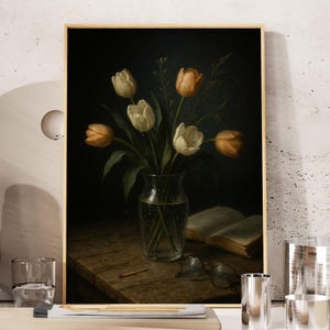 Impresión artística de bodegón floral con tulipanes en jarrón de cristal, pintura vintage melancólica para un acogedor rincón de lectura, impresión floral de Dark Academia