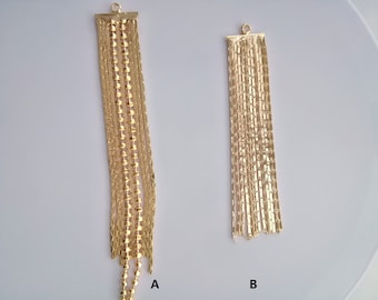 Könnte beinhalten: Zwei goldene Quastenanhänger, einer mit runden Perlen und der andere mit einer linearen Kette. Die Anhänger sind mit A und B gekennzeichnet.