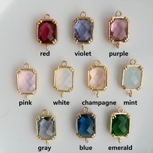 Könnte beinhalten: Zehn quadratische Glas-Anhänger mit goldfarbenen Metallrahmen und Sprungringen. Die Anhänger sind in verschiedenen Farben, darunter Rot, Violett, Lila, Rosa, Weiß, Champagner, Mint, Grau, Blau und Smaragd.