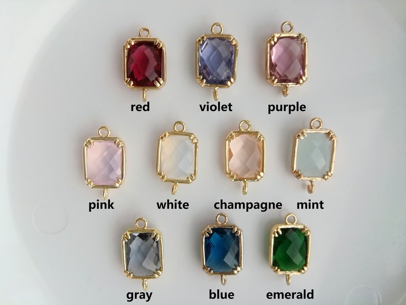 Puede incluir: Diez abalorios cuadrados de vidrio con marcos de metal dorado y anillas de salto. Los abalorios son de varios colores, incluyendo rojo, violeta, morado, rosa, blanco, champ&aacute;n, menta, gris, azul y esmeralda.