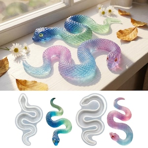 Puede incluir: Tres figuras de serpiente coloridas en tonos azules, verdes y rosas. Las serpientes están hechas de un material translúcido y tienen escamas detalladas. La imagen también muestra cuatro moldes de serpiente en silicona blanca y de color.