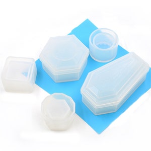 Puede incluir: Cuatro moldes de silicona transparentes para hacer cajas de joyería de resina. Los moldes tienen forma de cuadrado, hexágono, ataúd y cilindro redondo.