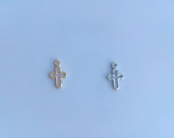 Piccoli ciondoli a croce cavi in ottone placcato oro all'ingrosso, ciondolo a croce per bracciale e collana, forniture per creazione di gioielli, oro o argento, 6x10mm