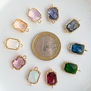 Puede incluir: Surtido de diez abalorios de metal dorado con piedras de cristal facetadas en varios colores, incluyendo rosa, azul, verde y blanco. Cada abalorio tiene un bucle para sujetarlo a un collar, pulsera u otra joya.