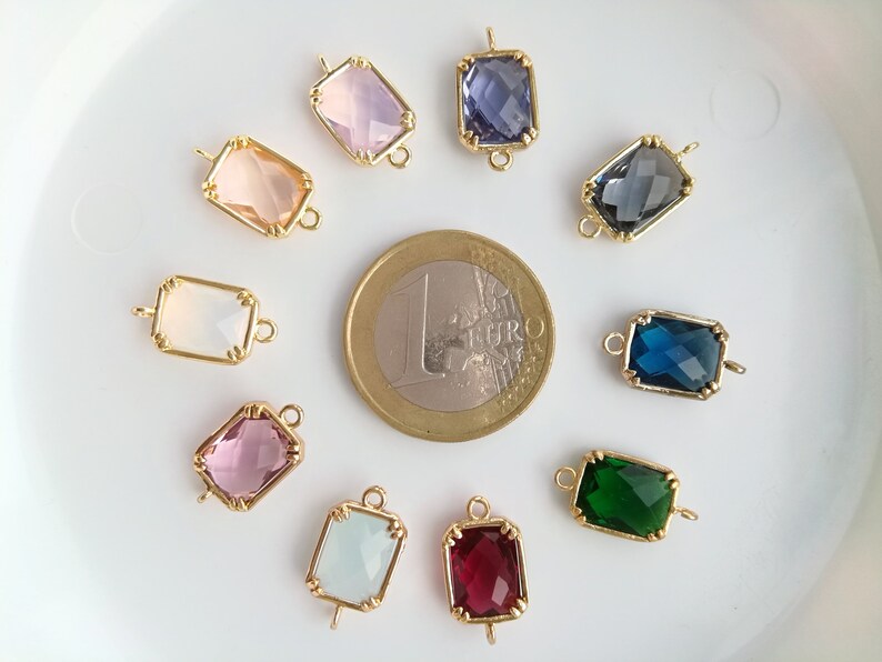 Puede incluir: Surtido de diez abalorios de metal dorado con piedras de cristal facetadas en varios colores, incluyendo rosa, azul, verde y blanco. Cada abalorio tiene un bucle para sujetarlo a un collar, pulsera u otra joya.