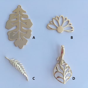 Partihandel med guldpläterade mässingsbladberlocker, lotusblomberlocker, ormbunkekopplingsberlock, växthänge för smyckestillverkning, A/B/C/D