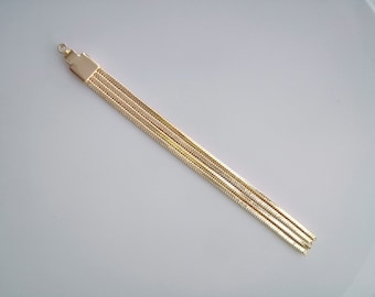 Könnte beinhalten: Ein goldfarbenes Kettenarmband mit mehreren Strängen und einem Verschluss.